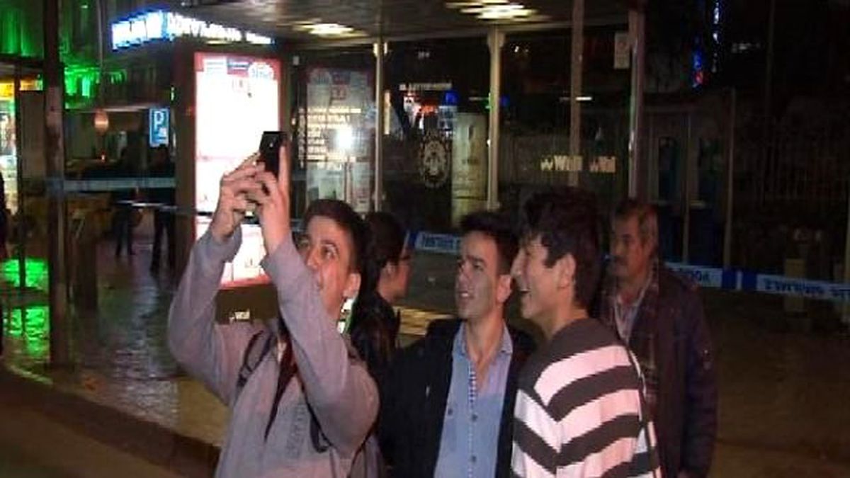 Şüpheli Çanta Önünde \'Selfie\' Çektiler