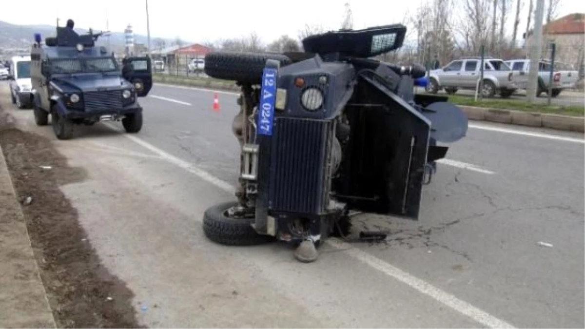 Bingöl\'de Takla Atan Araçta 3 Polis Yaralandı