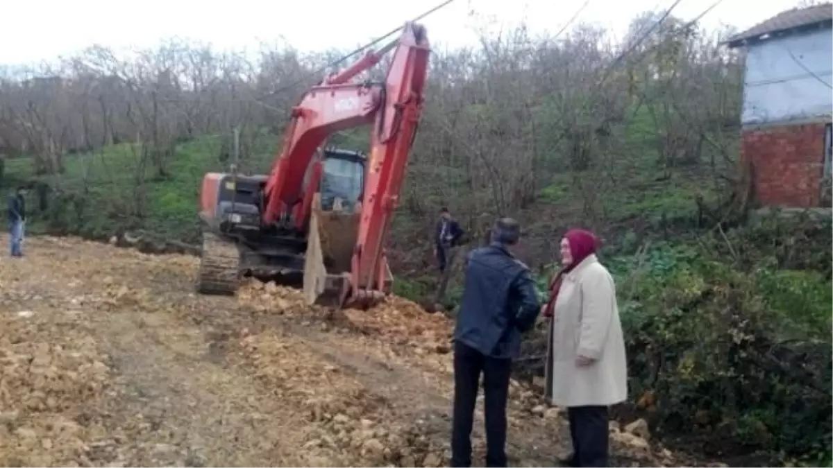 Akçakoca\'da Heyelanın Bozduğu Köy Yolları Onarılıyor