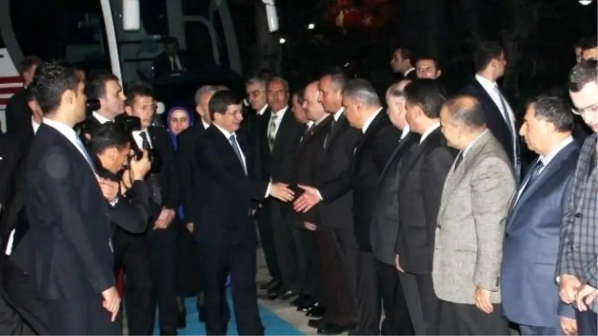 Başbakan Davutoğlu, Adana\'da Tatlı Yedi