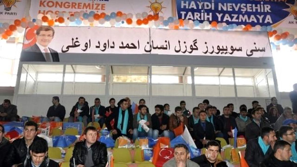 Başbakan Davutoğlu\'nu Osmanlıca Pankart ile Karşıladılar
