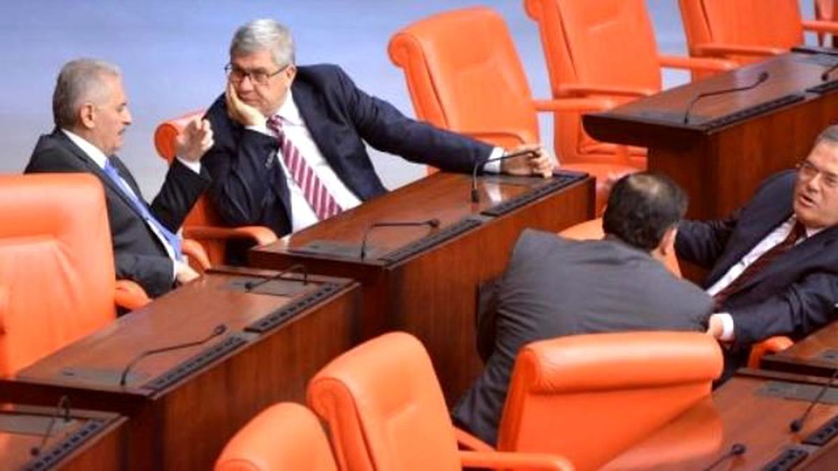 Binali Yıldırım, Genel Kurul\'da CHP\'li Milletvekilleri ile Sohbet Etti