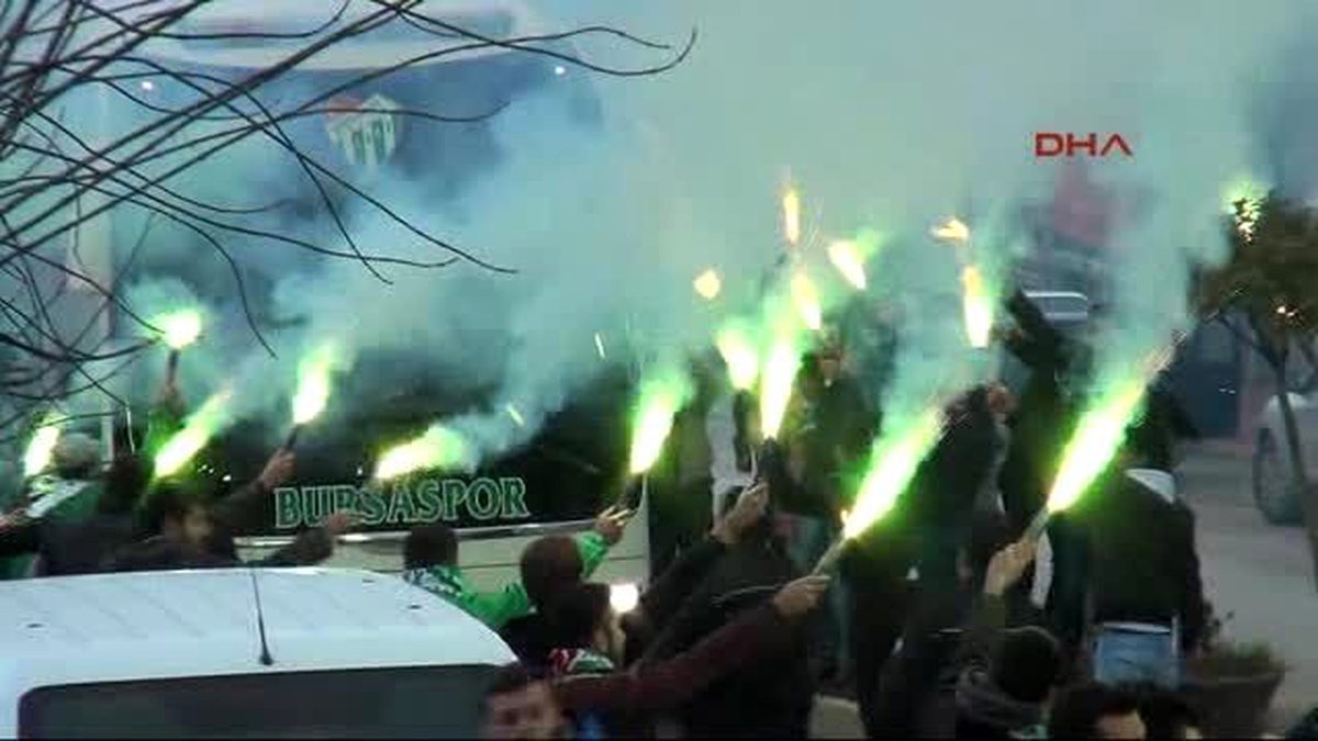 Bursaspor Karabük\'te Meşalelerle Karşılandı
