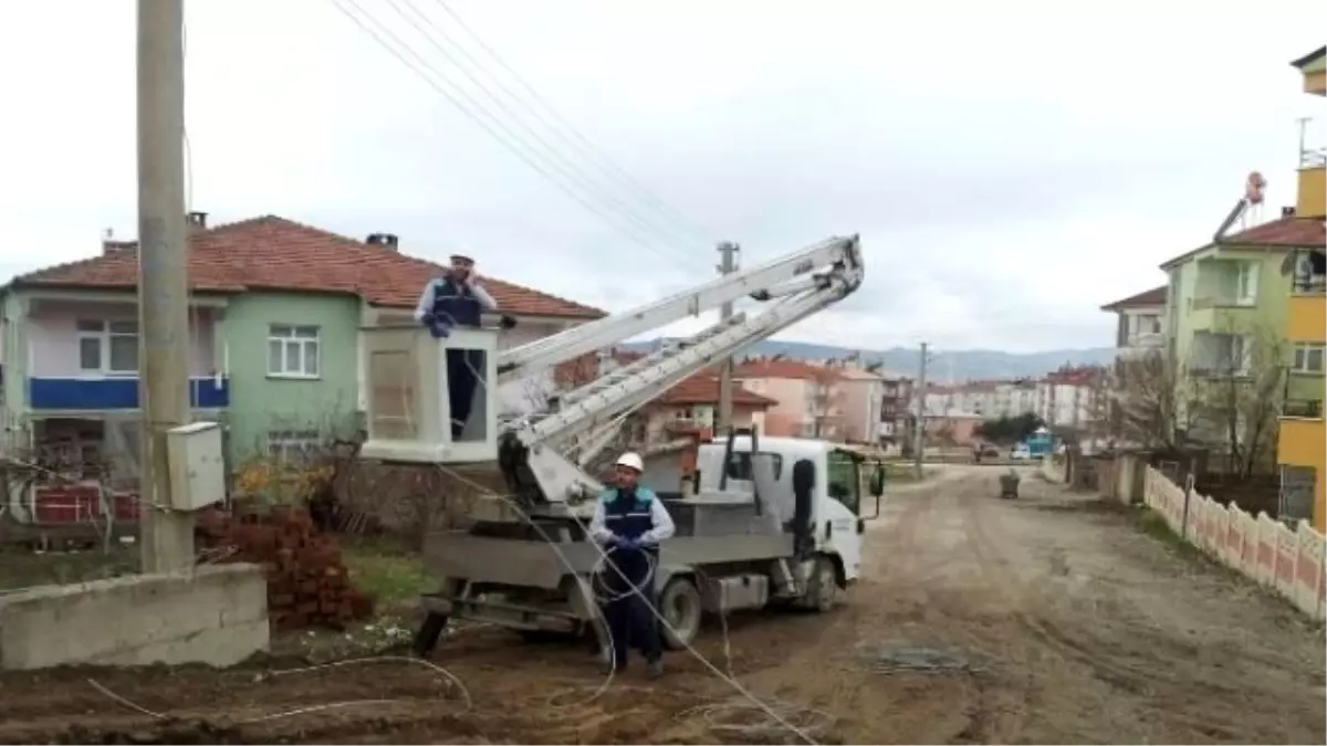 Elazığ\'da Toprak Taşıyan Kamyon Elektrik Tellerini Kopardı