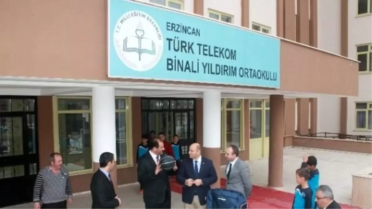 Erzincan Türk Telekom\'dan Binali Yıldırım Orta Okula Spor Desteği