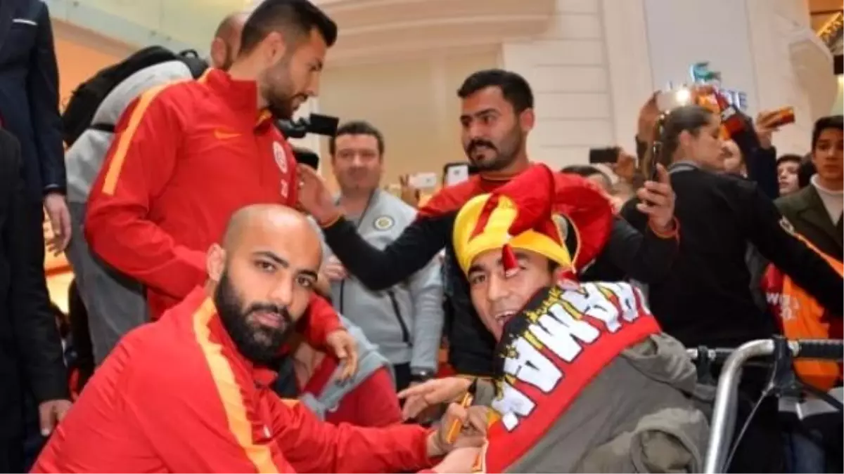 Galatasaraylı Futbolcular İmza Dağıttı