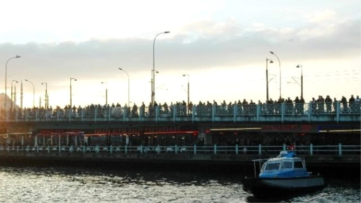 Karaköy\'de Bir Kişi Vapurdan Denize Atladı