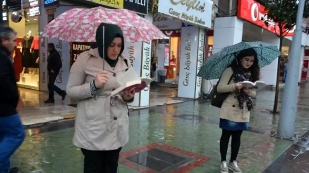 Kitap Okuma Alışkanlığına Dikkat İçin Yağmur Altında Kitap Okudular