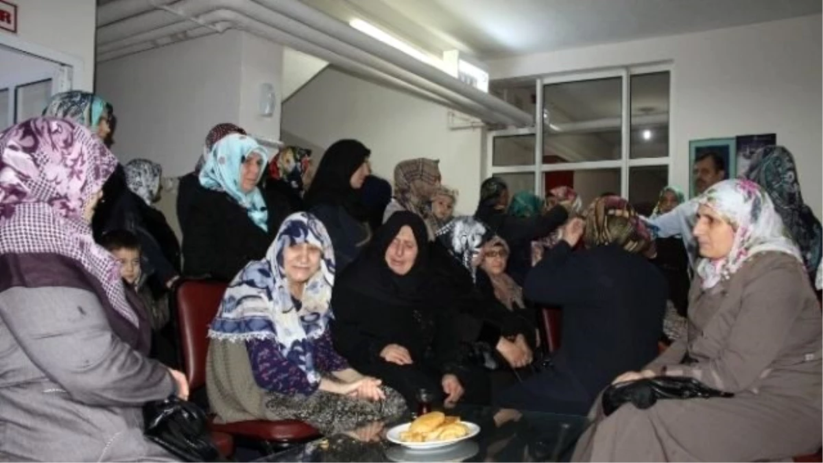 Kur\'an Kursu Öğrencisi Kadınlardan Huzurevine Ziyaret