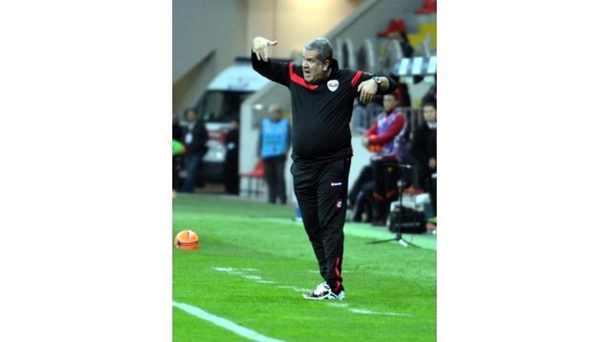 Maçta Fenalaşan Adanaspor Teknik Direktörü Eriş Hastaneye Kaldırıldı