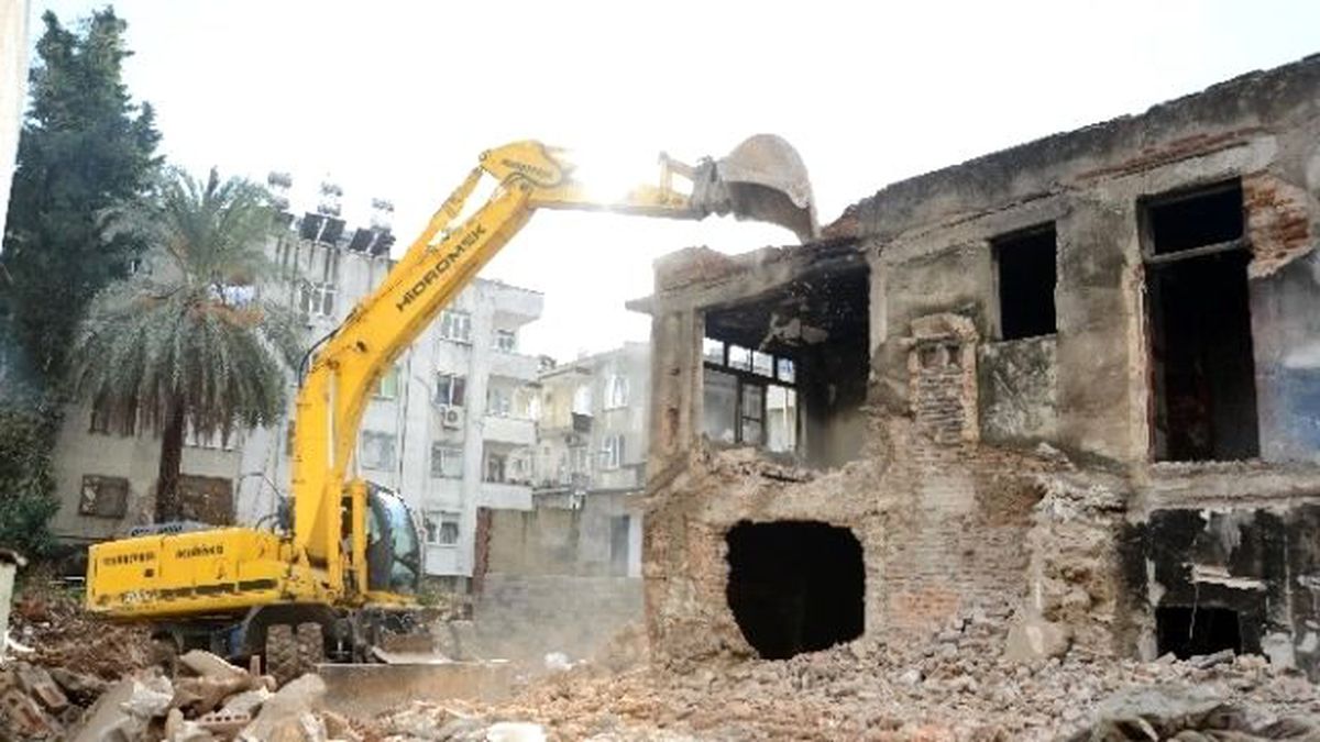 Muratpaşa Sinan Mahallesi\'ndeki Metruk Binaları Yıkıyor