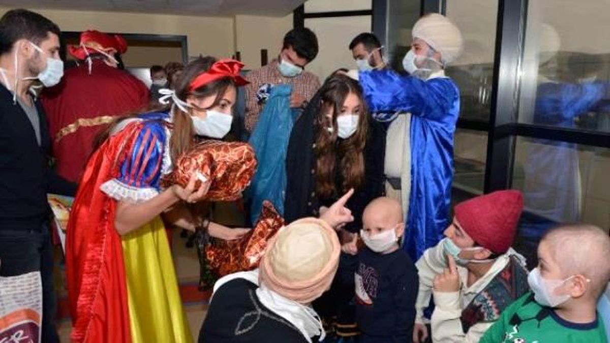 Onkoloji Servisi\'nde Tedavi Gören Çocuklara Tiyatro Öğrencilerinden Moral Ziyareti