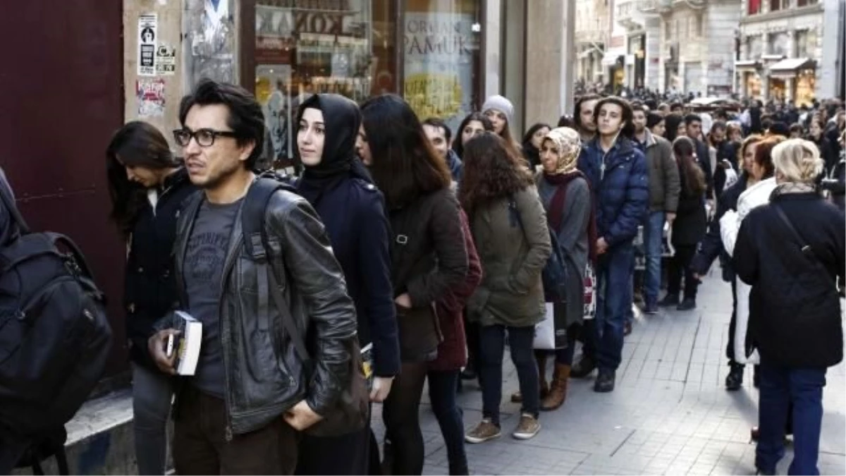 Orhan Pamuk\'un İmza Gününe Yoğun İlgi