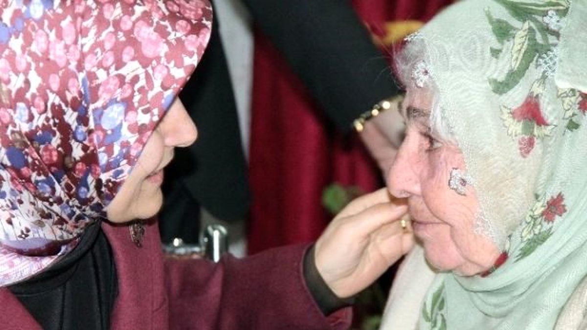 Sare Davutoğlu, Huzurevini Ziyaret Etti