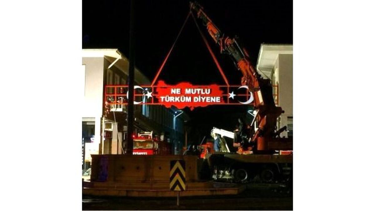 Tepkiler Üzerine \'Ne Mutlu Türküm Diyene\' Tabelası Yeniden Asıldı
