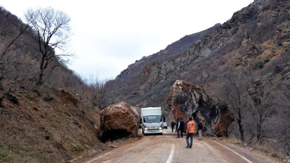 Tunceli-Erzincan Karayoluna Dev Kayalar Düştü