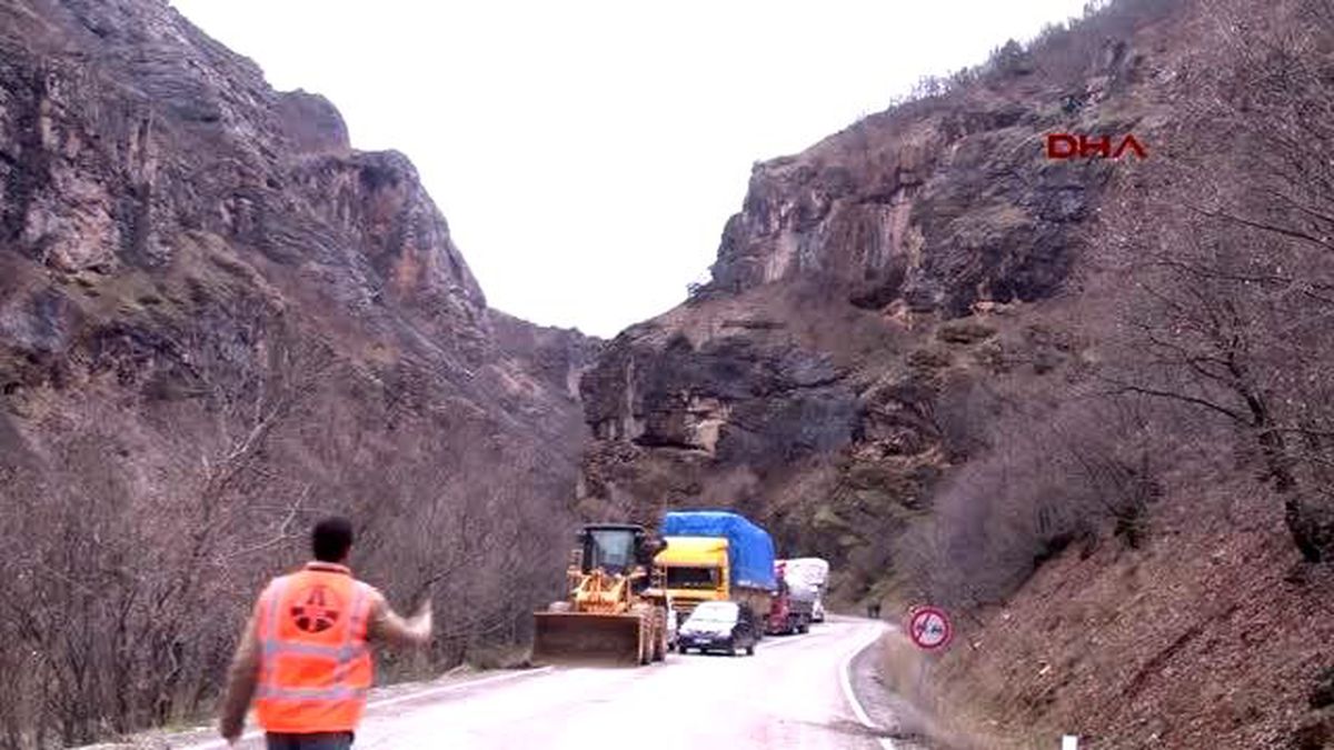 Tunceli-Erzincan Karayoluna Dev Kayalar Düştü
