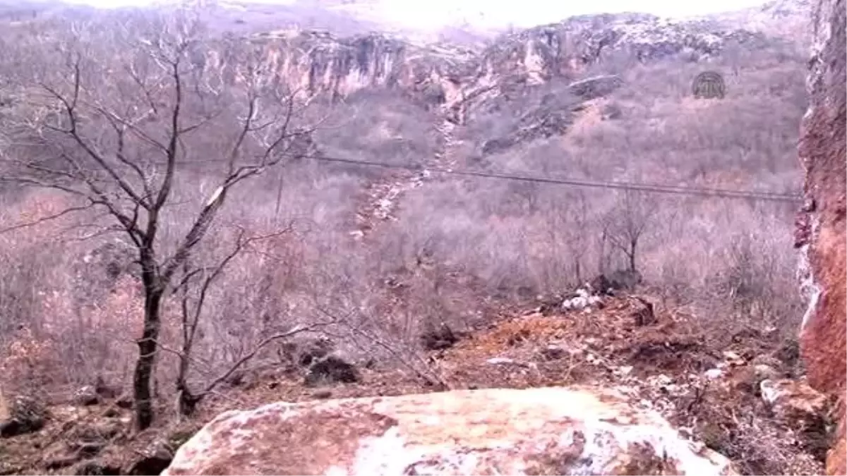 Tunceli-Erzincan Karayoluna Kaya Parçaları Düştü