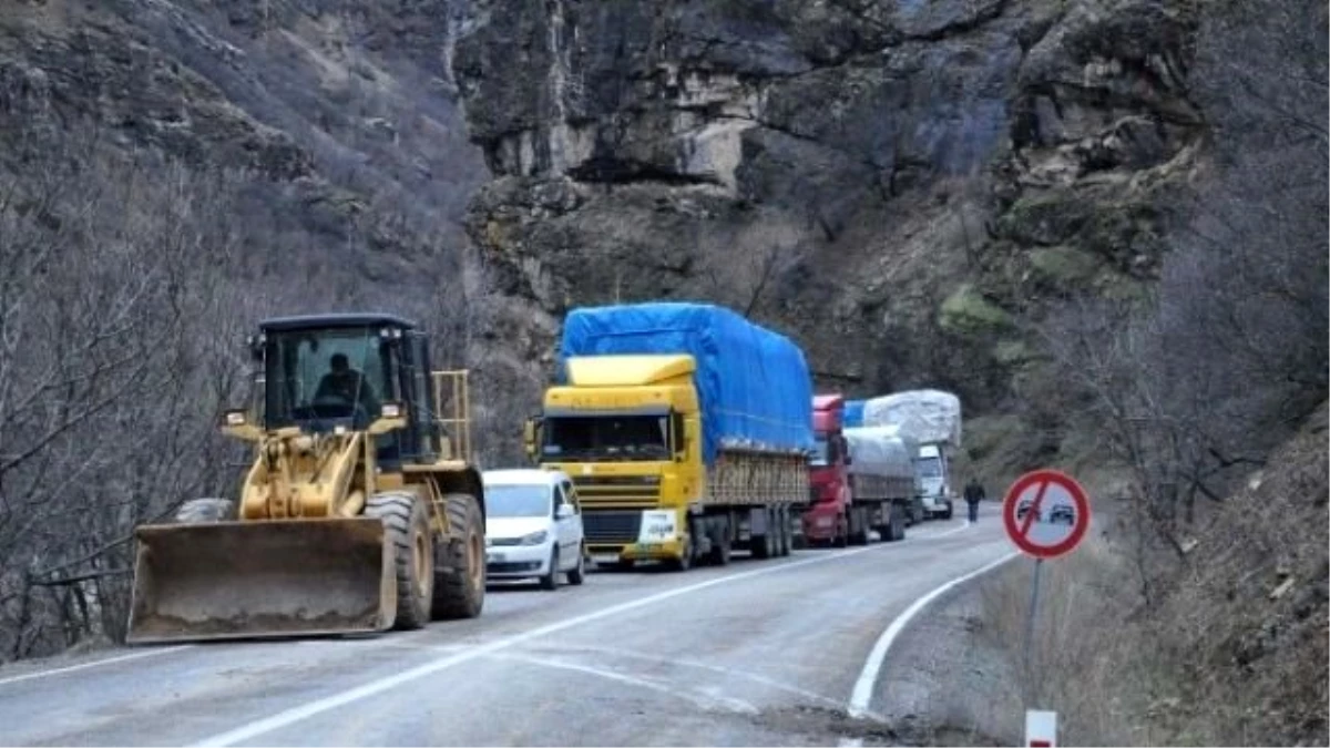 Tunceli-Erzincan Karayoluna Yüzlerce Ton Ağırlığında İki Kaya Düştü