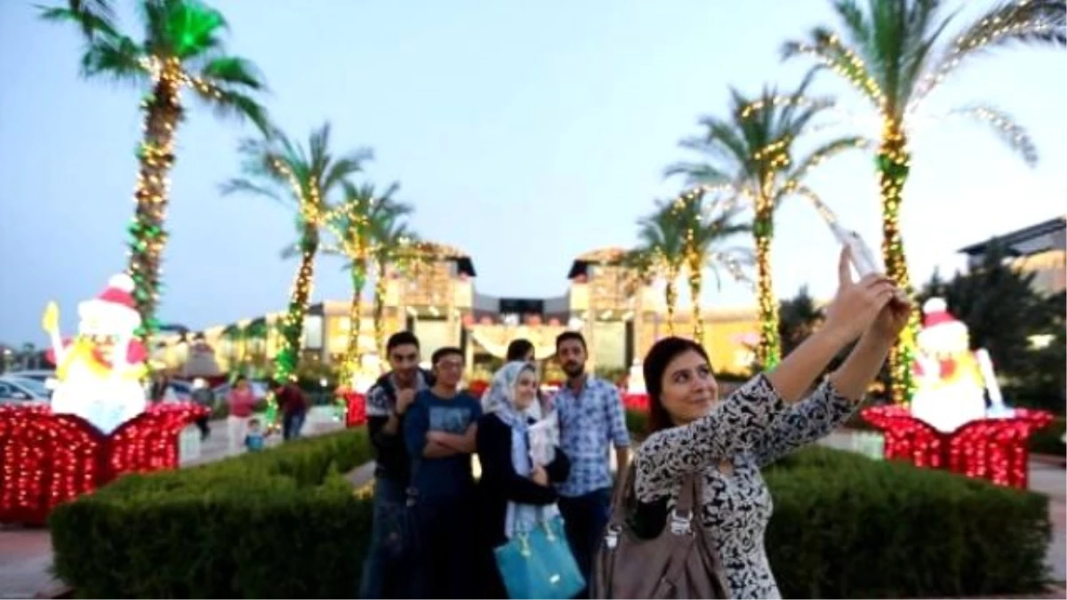Antalya\'da Oteller ve Alışveriş Merkezleri Gelin Gibi Süslendi