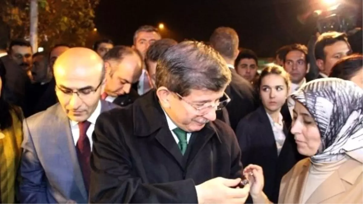 Başbakan Davutoğlu\'na Adıyaman\'da Yoğun Sevgi Gösterisi