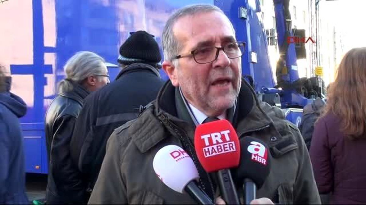 Köln\'de Binlerce Kişi Irkçılığı Protesto Etti