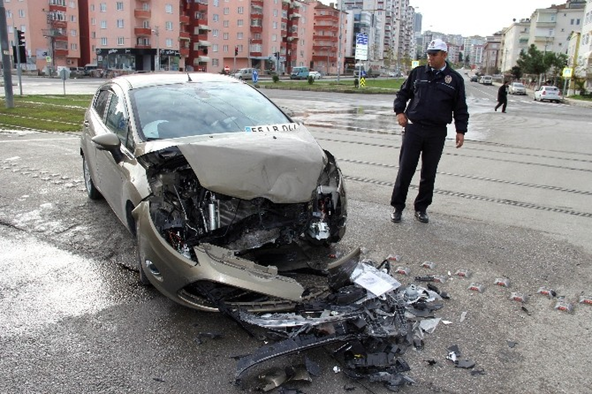 Samsun\'da Otomobil Tramvaya Çarptı: 1 Yaralı