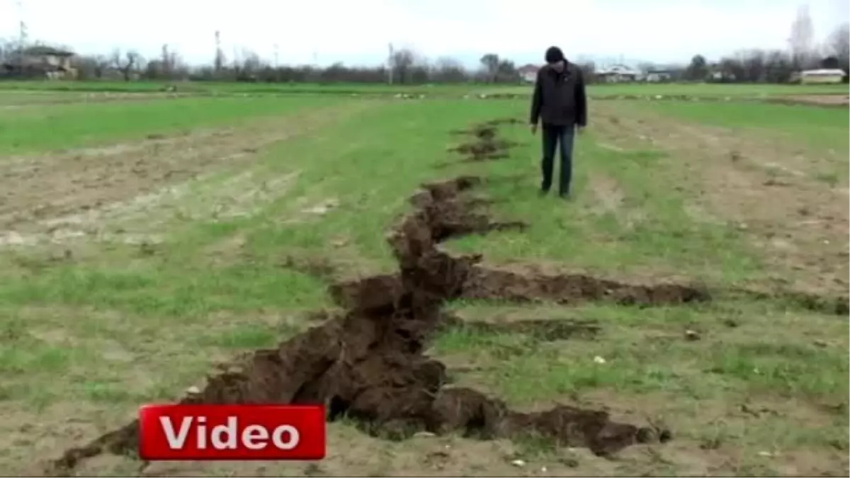 Şiddetli Yağış Tarlayı İkiye Böldü