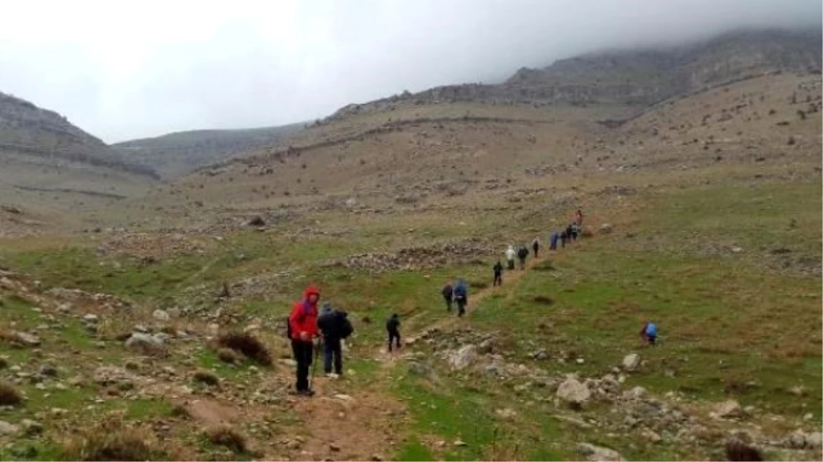 Şiddetli Yağmur Altında Turcel Dağı\'na Tırmandılar