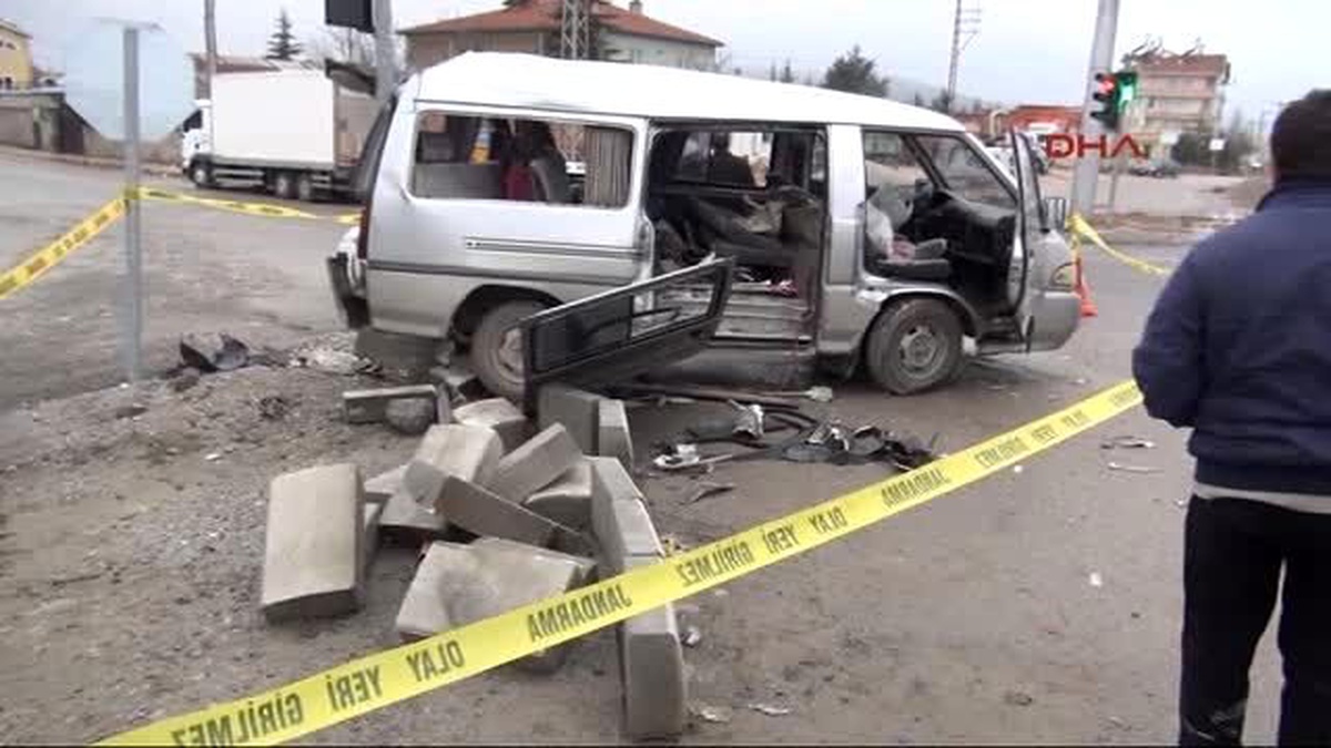 Tır, Kırmızı Işıkta Bekleyen Minibüse Çarptı: 1 Ölü, 5 Yaralı