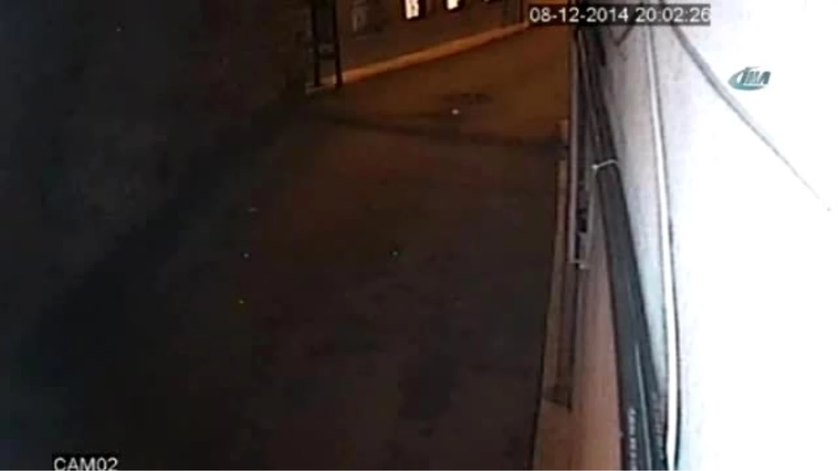 Aynı Eve İkinci Kez Girmek İsteyen Hırsızlar Güvenlik Kamerasında