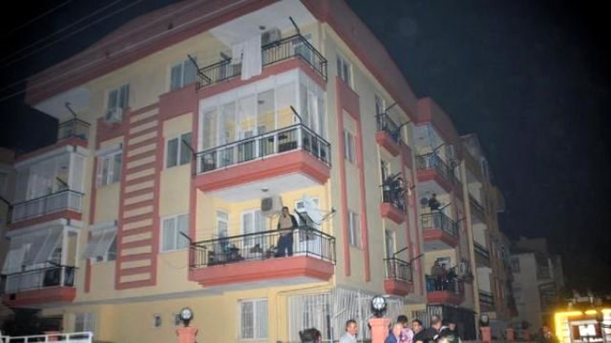 Bina Duman Doldu, İtfaiye 50 Kişiyi Balkonlardan Kurtardı
