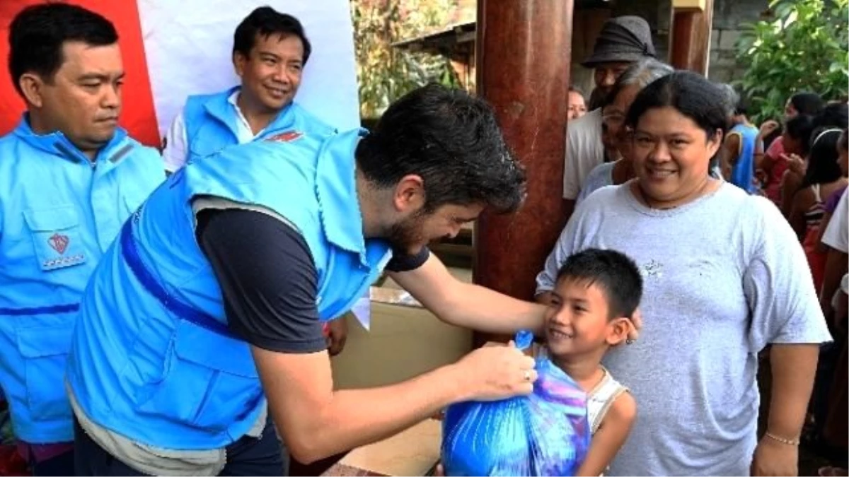 Diyanet Vakfı Filipinler\'de Tayfundan Etkilenen 300 Aileye Gıda Yardımı Yaptı