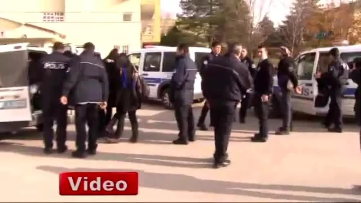 Eylemci ile Polis Arasında Kelepçe Polemiği