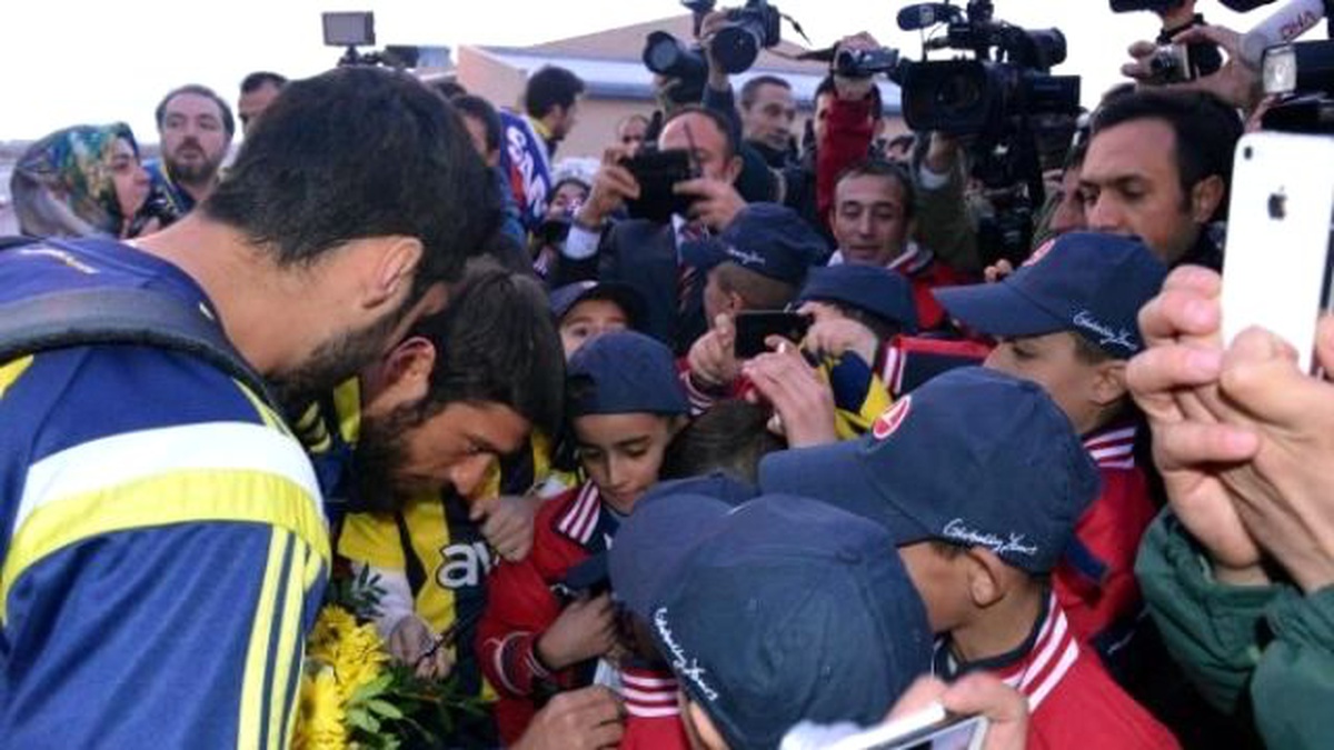 Fenerbahçe\'ye Erzurum\'da Çiçekli Karşılama