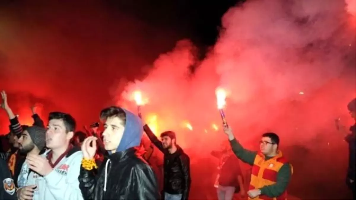 Galatasaray 16 Futbolcusuyla, İzmir\'de