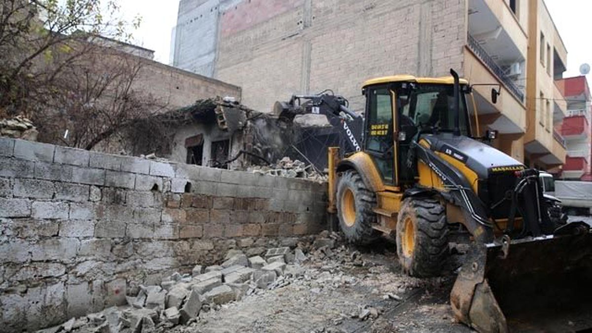 Haliliye\'deki Metruk Yapı Yıkıldı
