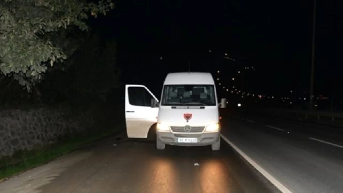 Trabzon\'da Hareket Halindeki Araçtan Atlayan Genç Kız Yaralandı