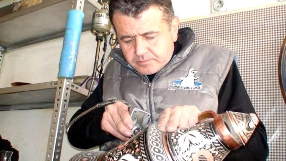 İşlediği Eşyaları Sanat Eserine Dönüştürüyor