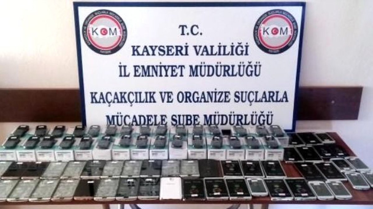 Kayseri\'de Yolcu Otobüsünde 76 Kaçak Telefon