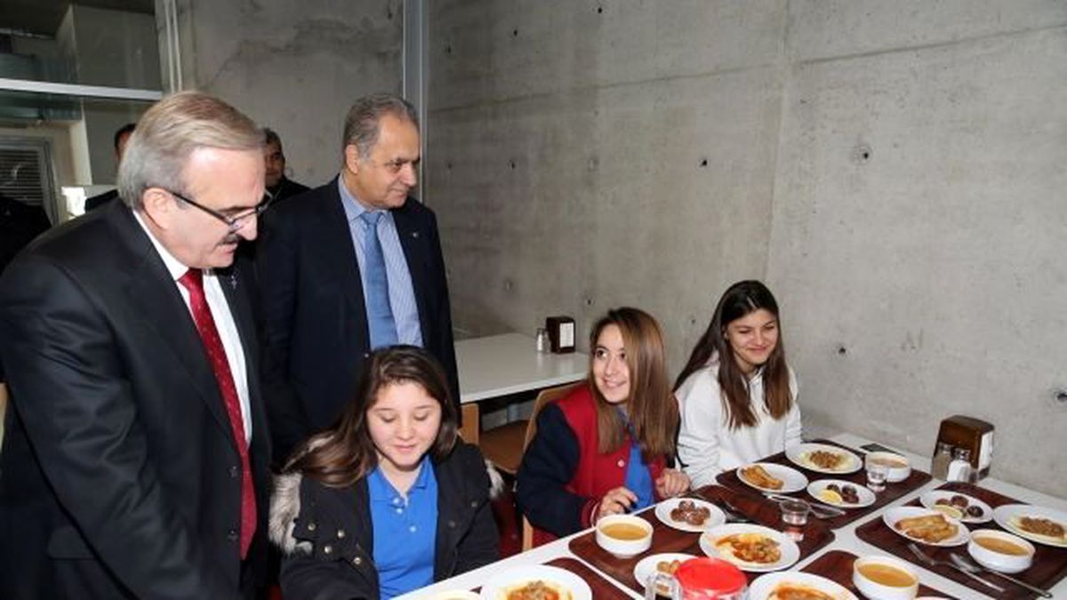Otomotiv\'e Kadın Eli