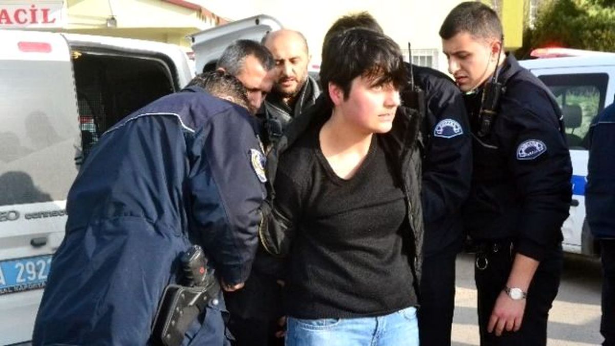 Gözaltına Alınan Eylemci ile Polis Arasında Kelepçe Polemiği