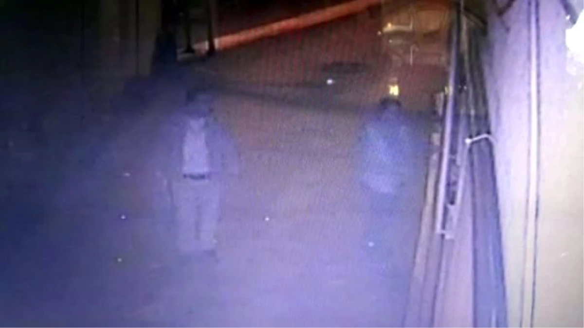 İkinci Kez Apartmana Girmek İsteyen Hırsızlar Güvenlik Kamerasına Yakalandı