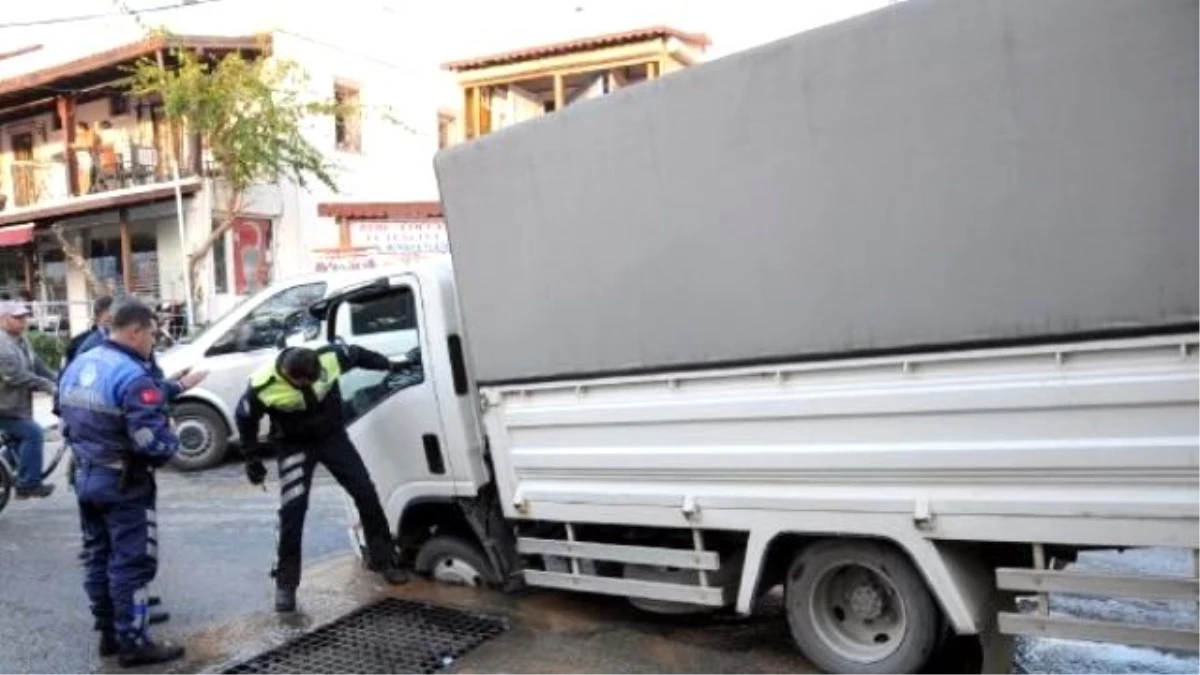 Yol Çöktü, Kamyonet Çukura Düştü