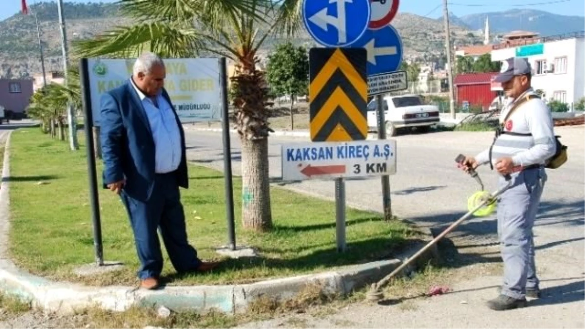 Adana Büyükşehir Belediyesi Karaisalı\'da Bulvarları Temizledi