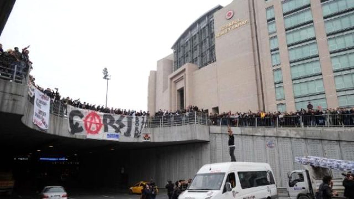 Alt Geçide Minibüs Çekip, Tezahürat Yaptılar