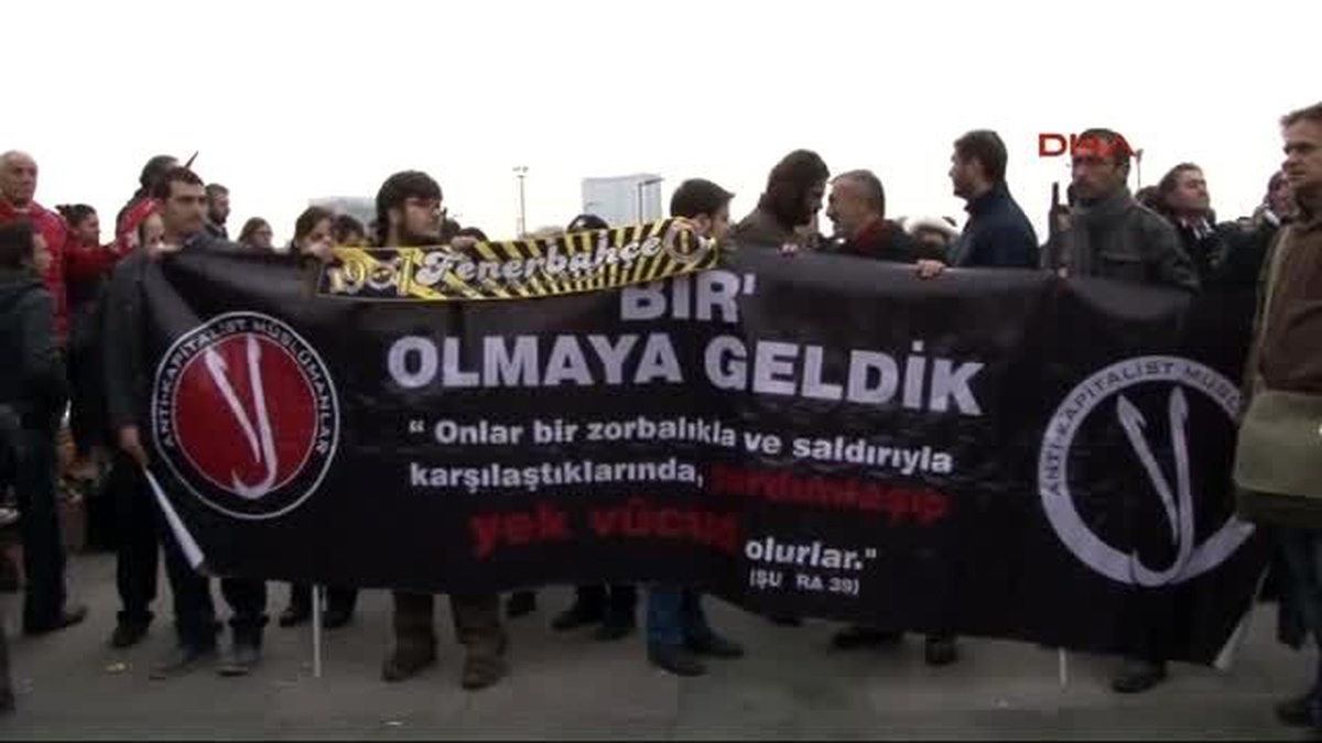 Alt Geçide Minibüs Çekip, Tezahürat Yaptılar
