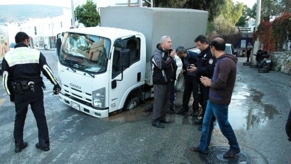 Bodrum\'da Asfalt Çökünce Kamyon İçine Düştü