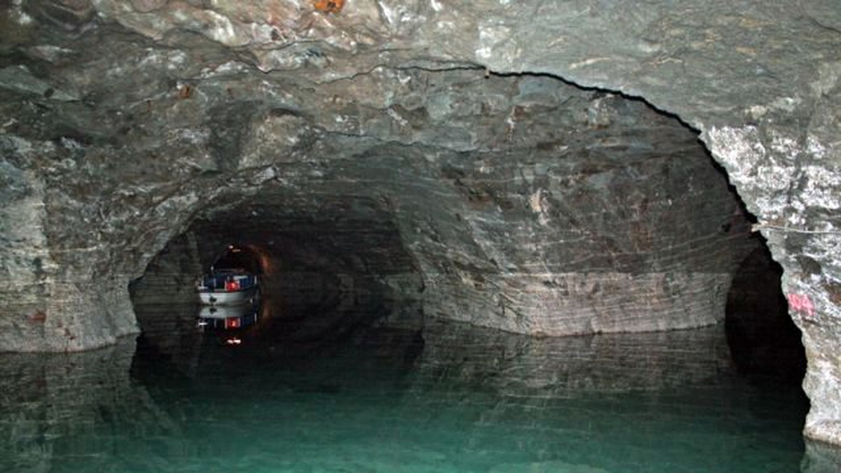 Avrupa\'nın En Büyük Yeraltı Gölü: Seegrotte