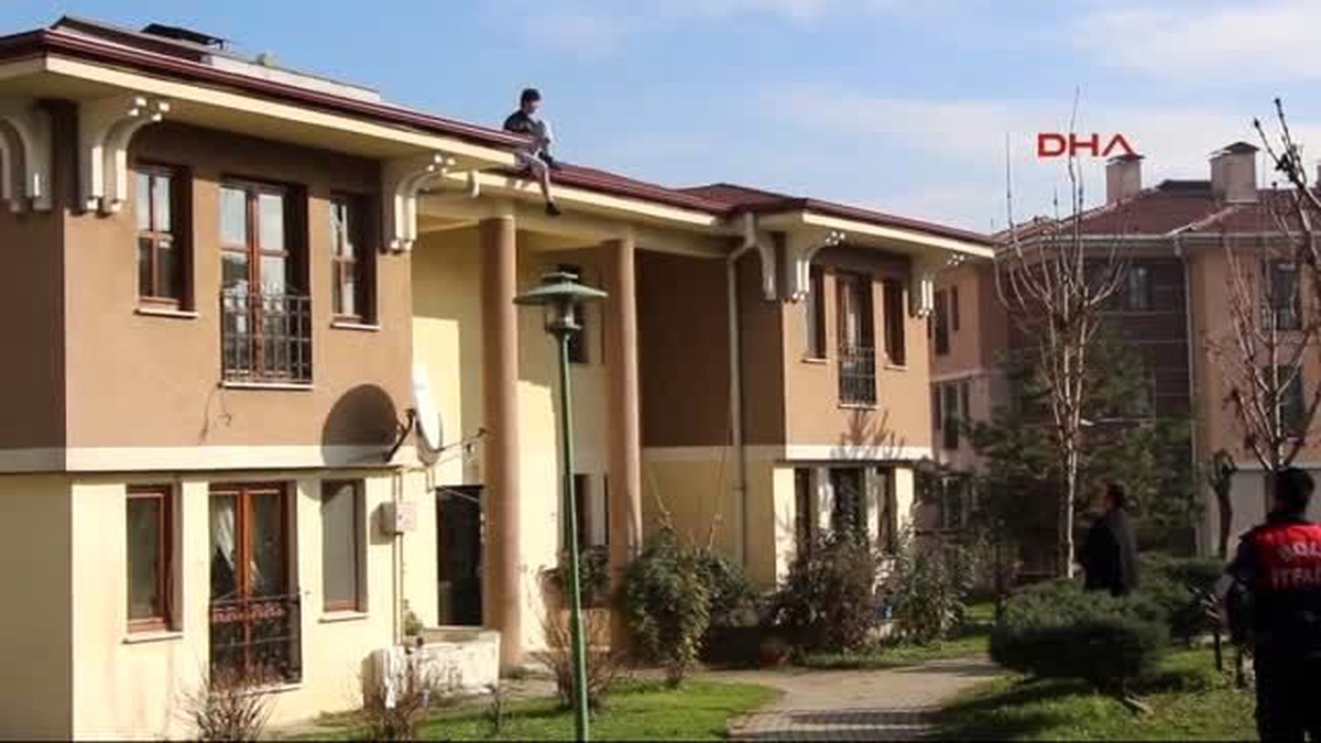Annesi Otomobili Çarpmasına Kızınca Çatıya Çıktı